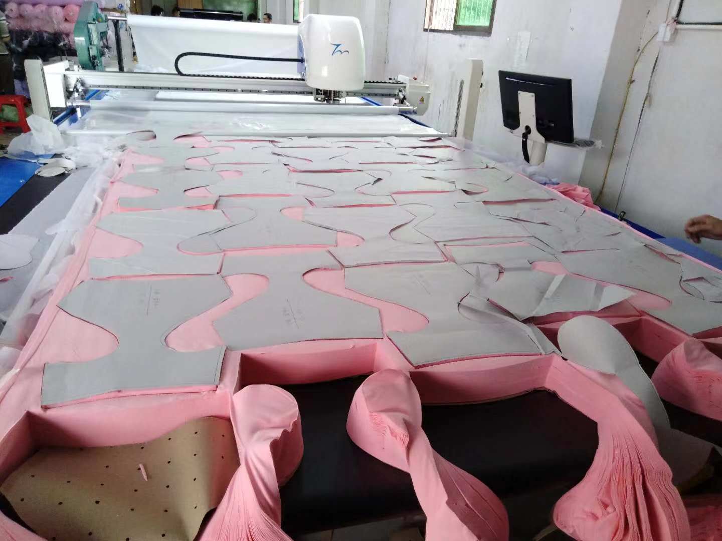 Machine de découpe automatique multi couches pour tissus de lingerie