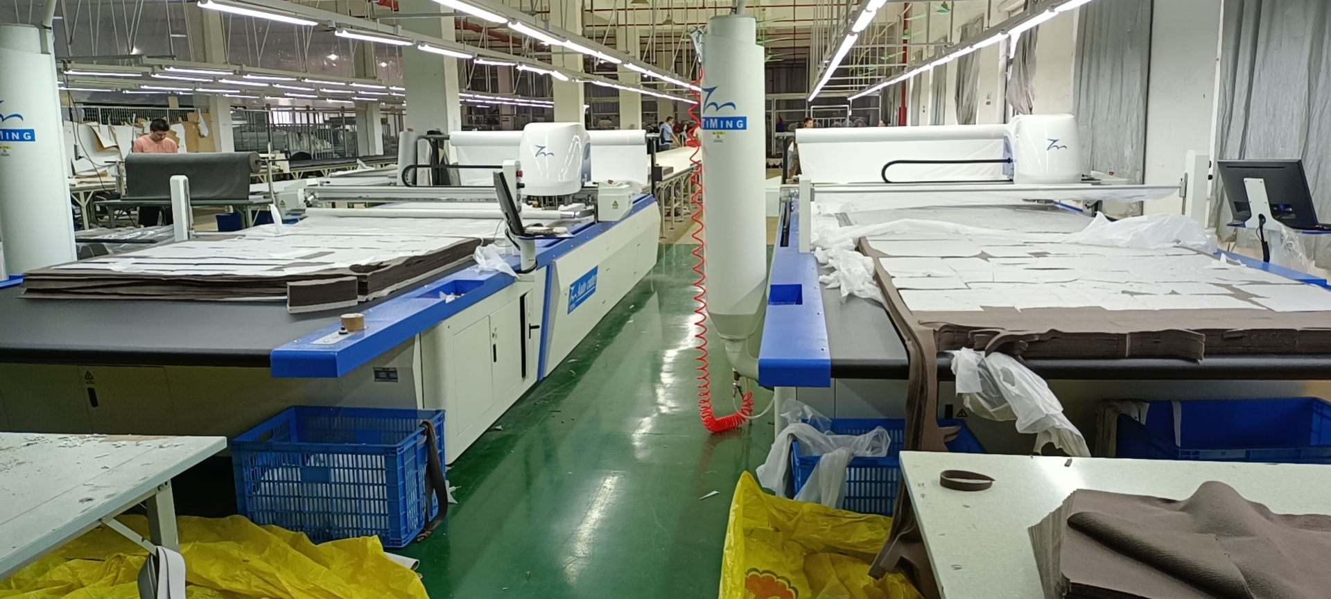 Machine de coupe automatique pour la coupe de tissu en daim de canapé